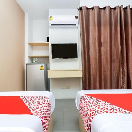 Oyo 127 D-Well Residence Hotel Bangkok Exterior photo