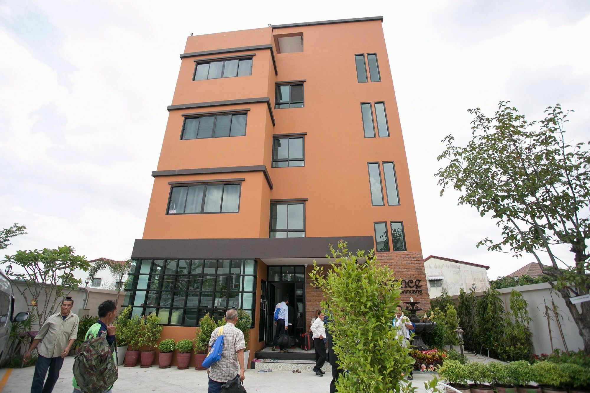 Oyo 127 D-Well Residence Hotel Bangkok Exterior photo